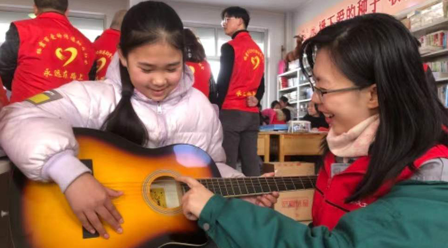 果然視頻| 冬日暖心！棲霞市20名孩子收到“新年心愿”禮物